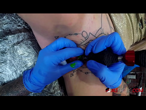 ❤️ Estremamente tatuato hottie Sully Savage ottenuto un tatuaggio sul suo clitoride ☑ Solo pornoal it.https-tubsexer.ru ❌